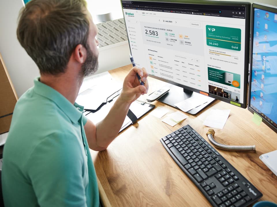 Bilgisayarın önünde oturan yükleyici